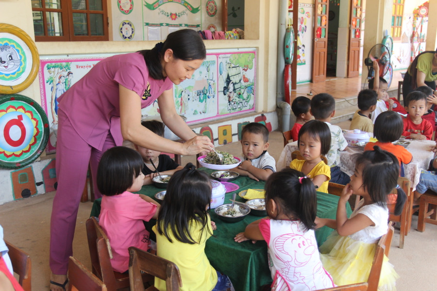 Trường mầm non vùng đặc biệt khó khăn được hỗ trợ kinh phí thuê lao động nấu ăn bán trú cho trẻ.