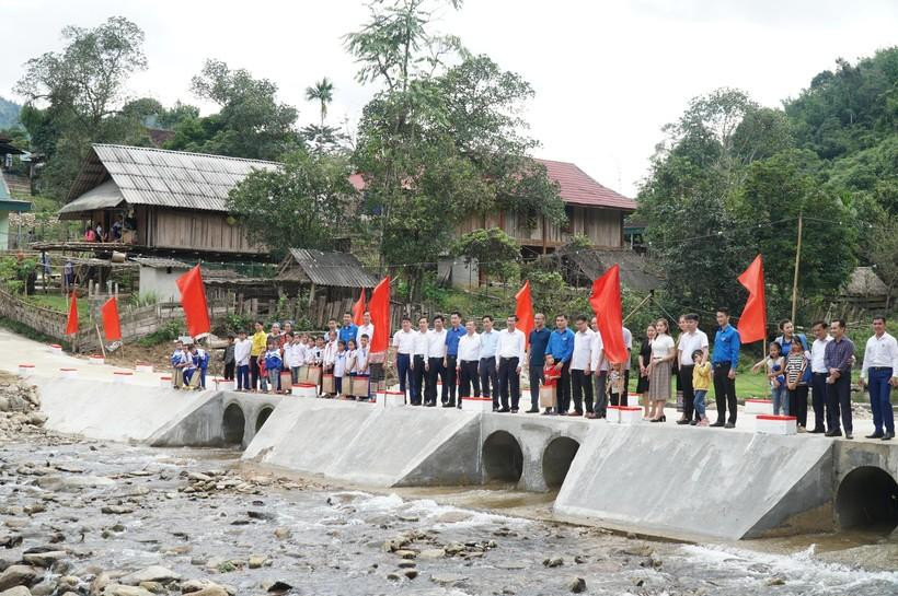 Cầu dân sinh tại bản Khủn Na xã Đồng Văn, huyện Quế Phong, Nghệ An góp phần mở con đường bước đến tương lai cho học sinh dân tộc thiểu số vùng cao khó khăn của tỉnh.