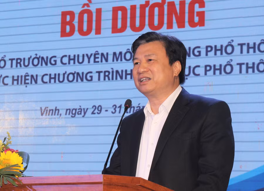 Thứ trưởng Bộ GD&ĐT Nguyễn Hữu Độ phát biểu khai mạc khóa Bồi dưỡng tổ trưởng chuyên môn trường phổ thông