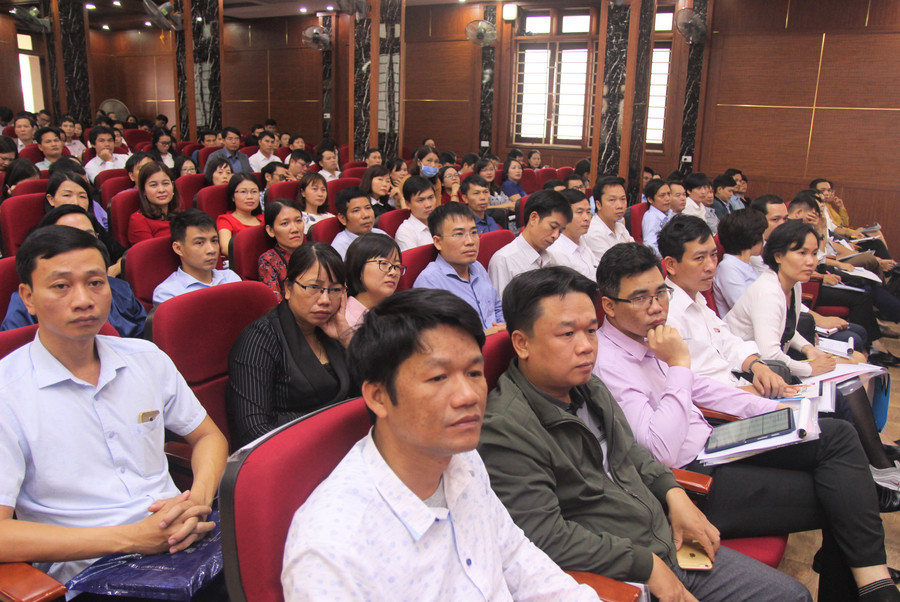 Ngoài bồi dưỡng tập trung, giáo viên sẽ được chia thành từng nhóm lớp để được bồi dưỡng theo môn Ngoài bồi dưỡng tập trung, giáo viên sẽ được chia thành từng nhóm lớp để được bồi dưỡng theo môn