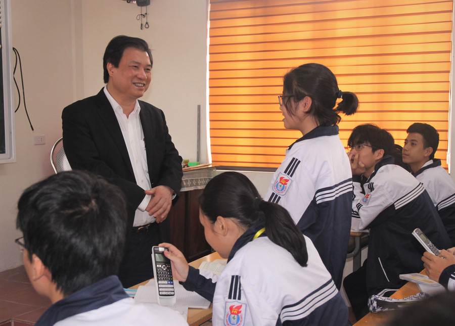 Thứ trưởng Nguyễn Hữu Độ trực tiếp trao đổi, lắng nghe ý kiến học sinh về hoạt động dạy - học trong nhà trường