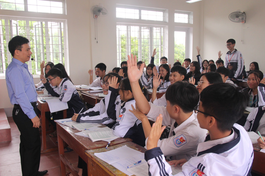 Dạy học theo chương trình mới chú trọng phát huy năng lực người học, giáo viên là người tổ chức, hướng dẫn và đưa ra các nhiệm vụ cho học sinh