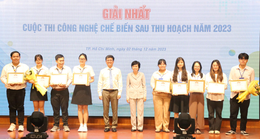 Ban tổ chức trao giải Nhất cho các tác giả. Ảnh: HUIT Ban tổ chức trao giải Nhất cho các tác giả. Ảnh: HUIT