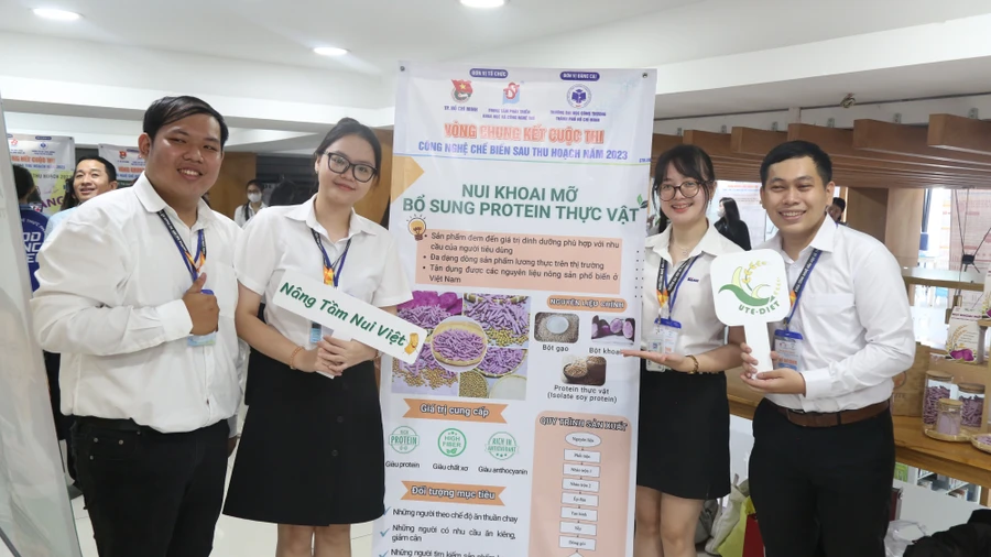 Đội thi đến từ Trường Đại học Sư phạm Kỹ thuật TPHCM với sản phẩm "Nui khoai mỡ bổ sung protein thực vật". Ảnh: HUIT