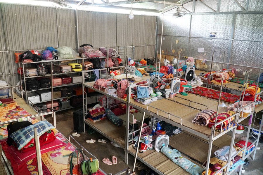 Năm học 2023-2024 này, trường có 385 học sinh nhưng chỉ có 10 phòng ở nội trú, nên phòng nào cũng chứa trên dưới 40 em. Giường tầng trong phòng kê san sát chỉ từ khoảng nhỏ ở giữa làm lối đi. Năm học 2023-2024 này, trường có 385 học sinh nhưng chỉ có 10 phòng ở nội trú, nên phòng nào cũng chứa trên dưới 40 em. Giường tầng trong phòng kê san sát chỉ từ khoảng nhỏ ở giữa làm lối đi.