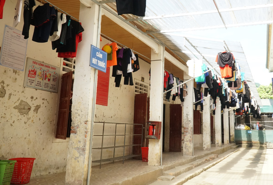 Khu nhà ở nội trú của học sinh được mượn của Trung tâm Giáo dục thường xuyên huyện Con Cuông, nhưng cơ sở vật chất tại đây cũng đã cũ kỹ, xuống cấp. Tường dãy phòng ở của học sinh nam bị rụng vôi vữa thành từng mảng loang lổ. Khu nhà ở nội trú của học sinh được mượn của Trung tâm Giáo dục thường xuyên huyện Con Cuông, nhưng cơ sở vật chất tại đây cũng đã cũ kỹ, xuống cấp. Tường dãy phòng ở của học sinh nam bị rụng vôi vữa thành từng mảng loang lổ.