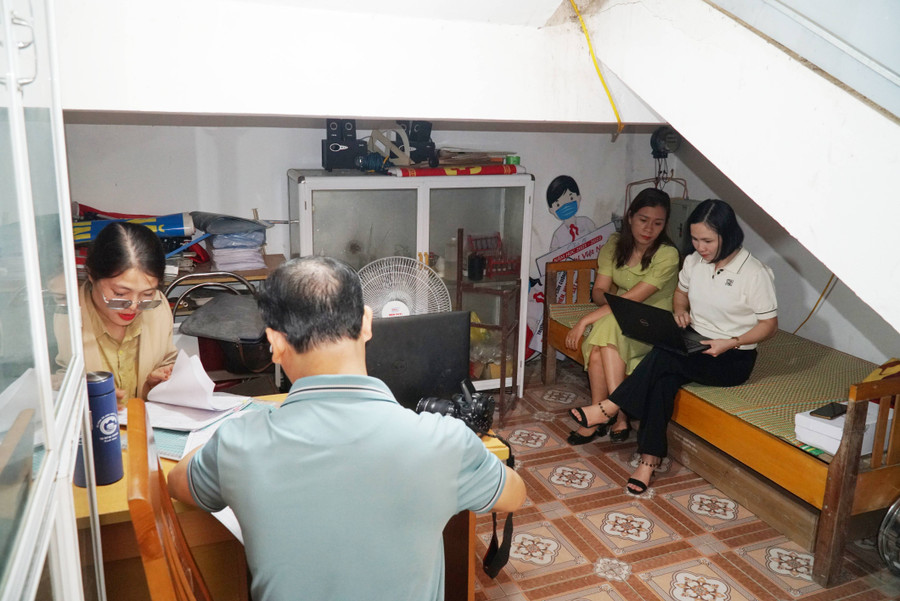 Trong gian phòng hỗn hợp dưới chân cầu thang, mọi khoảng trống đều được tận dụng. Năm học này, trường mới dọn dẹp lại thiết bị để đưa vào chiếc giường y tế. Khi không có học sinh cần sơ cứu, nơi đây còn thành phòng chờ của giáo viên. Trong gian phòng hỗn hợp dưới chân cầu thang, mọi khoảng trống đều được tận dụng. Năm học này, trường mới dọn dẹp lại thiết bị để đưa vào chiếc giường y tế. Khi không có học sinh cần sơ cứu, nơi đây còn thành phòng chờ của giáo viên.