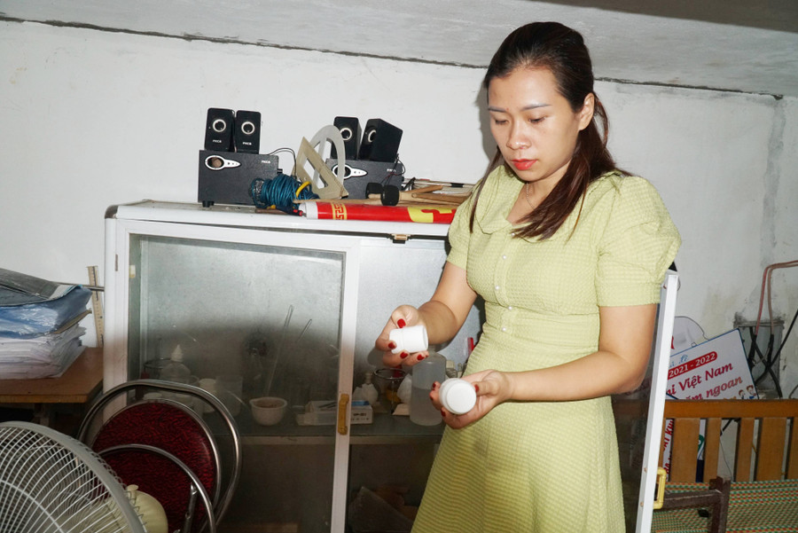 Cô Phạm Thị Hương Giang – giáo viên môn Hóa học cho biết, nhà trường không dám mua đủ hóa chất, đồ thí nghiệm do không có nơi bảo quản an toàn. Tại phòng hỗn hợp này giáo viên chỉ dám để một số hóa chất khô nhưng phần lớn cũng đã hết. Cô Phạm Thị Hương Giang – giáo viên môn Hóa học cho biết, nhà trường không dám mua đủ hóa chất, đồ thí nghiệm do không có nơi bảo quản an toàn. Tại phòng hỗn hợp này giáo viên chỉ dám để một số hóa chất khô nhưng phần lớn cũng đã hết.