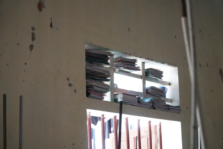 Không gian chật hẹp, thiếu khoảng trống cho việc sinh hoạt của học trò nội trú. Các em tận dụng ô cửa thông gió để đặt sách vở. Không gian chật hẹp, thiếu khoảng trống cho việc sinh hoạt của học trò nội trú. Các em tận dụng ô cửa thông gió để đặt sách vở.