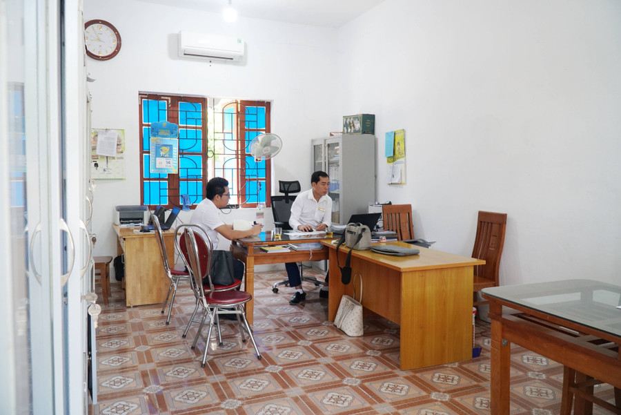 Ngoài 12 phòng học, nhà trường không có phòng chức năng, nhà hiệu bộ. Gian phòng chưa đầy 15m2 này là nơi làm việc của 4 người gồm 3 thầy cô trong Ban giám hiệu và kế toán. Ngoài 12 phòng học, nhà trường không có phòng chức năng, nhà hiệu bộ. Gian phòng chưa đầy 15m2 này là nơi làm việc của 4 người gồm 3 thầy cô trong Ban giám hiệu và kế toán.