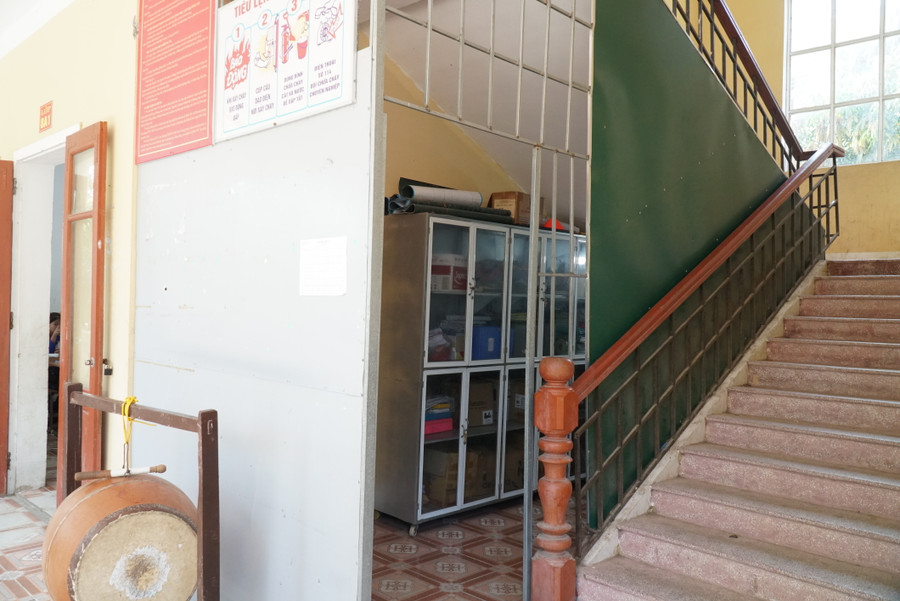 Khoảng trống ở gầm cầu thang được tận dụng làm phòng hỗn hợp gồm: phòng y tế, thiết bị và Đoàn đội. Khoảng trống ở gầm cầu thang được tận dụng làm phòng hỗn hợp gồm: phòng y tế, thiết bị và Đoàn đội.