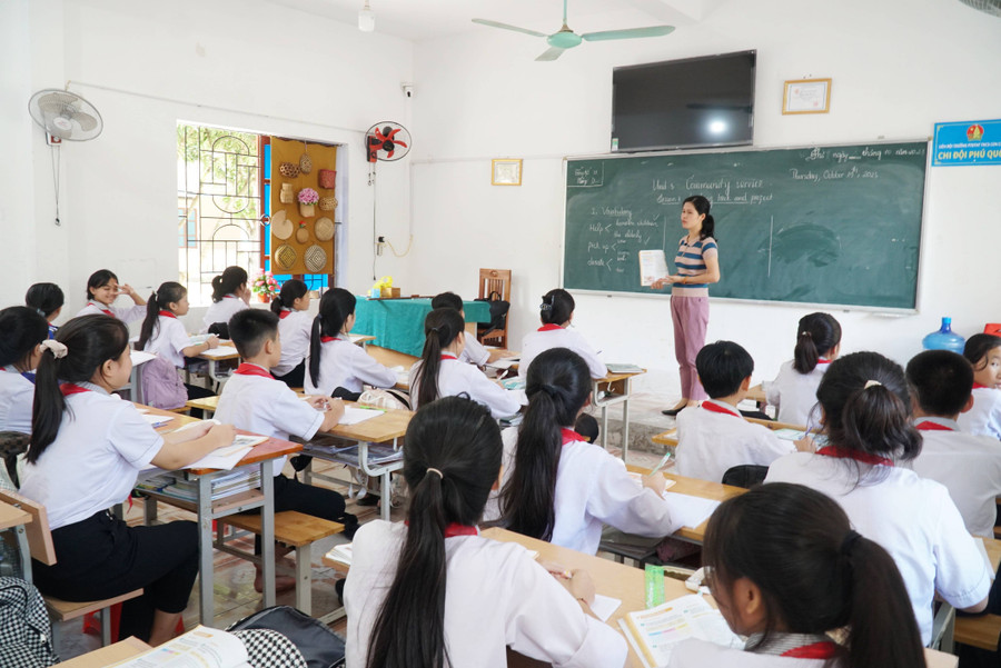 Được thành lập từ năm 2013, nhưng đến nay sau 10 năm, Trường Phổ thông DTNT THCS huyện Con Cuông vẫn chưa được xây dựng cơ sở vật chất. Hiện trường đang được cho mượn 12 phòng của Trường Trung cấp nghề DTNT trên địa bàn để dạy học. Được thành lập từ năm 2013, nhưng đến nay sau 10 năm, Trường Phổ thông DTNT THCS huyện Con Cuông vẫn chưa được xây dựng cơ sở vật chất. Hiện trường đang được cho mượn 12 phòng của Trường Trung cấp nghề DTNT trên địa bàn để dạy học.