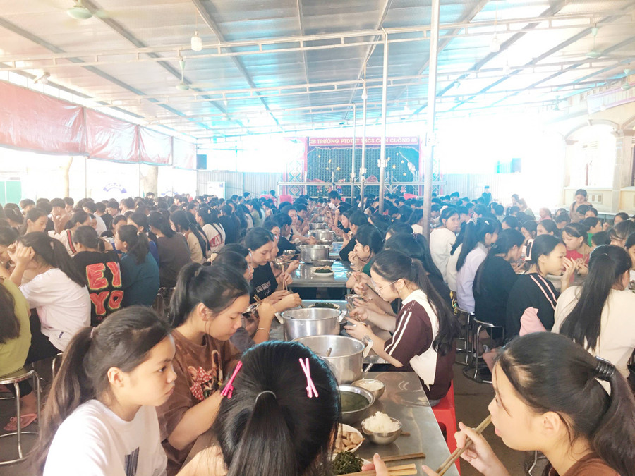 Khu nhà ăn học sinh nội trú được tận dụng từ khoảng trống trước dãy phòng học của Trung tâm Giáo dục thường xuyên huyện Con Cuông. Sau giờ ăn, đây cũng là nơi học bài buổi tối của học sinh do phòng ở không đủ điều kiện diện tích, ánh sáng. Khu nhà ăn học sinh nội trú được tận dụng từ khoảng trống trước dãy phòng học của Trung tâm Giáo dục thường xuyên huyện Con Cuông. Sau giờ ăn, đây cũng là nơi học bài buổi tối của học sinh do phòng ở không đủ điều kiện diện tích, ánh sáng.