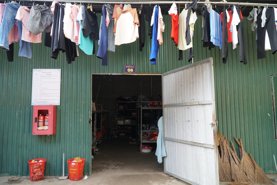 Dãy nhà ở làm bằng tôn gồm 5 phòng được dựng mới năm 2018, ưu tiên cho học sinh nữ. Chỗ ở nội trú không đảm bảo nên nhiều năm nay trường không dám tuyển đủ chỉ tiêu. Năm học này trường được giao 105 chỉ tiêu nhưng chỉ tuyển 96 em. Dãy nhà ở làm bằng tôn gồm 5 phòng được dựng mới năm 2018, ưu tiên cho học sinh nữ. Chỗ ở nội trú không đảm bảo nên nhiều năm nay trường không dám tuyển đủ chỉ tiêu. Năm học này trường được giao 105 chỉ tiêu nhưng chỉ tuyển 96 em.