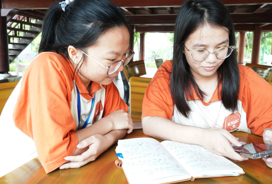 Ở trường dân tộc nội trú, học sinh chỉ được sử dụng điện thoại khi có sự cho phép của thầy cô giáo. Ảnh: Hồ Lài. Ở trường dân tộc nội trú, học sinh chỉ được sử dụng điện thoại khi có sự cho phép của thầy cô giáo. Ảnh: Hồ Lài.