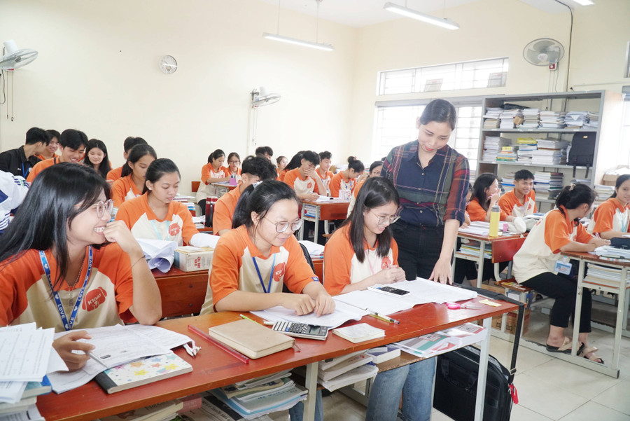 Mai Uyên cùng các bạn trong lớp 12A1 Trường Phổ thông DTNT THPT số 2 tỉnh Nghệ An. Ảnh: Hồ Lài. Mai Uyên cùng các bạn trong lớp 12A1 Trường Phổ thông DTNT THPT số 2 tỉnh Nghệ An. Ảnh: Hồ Lài.