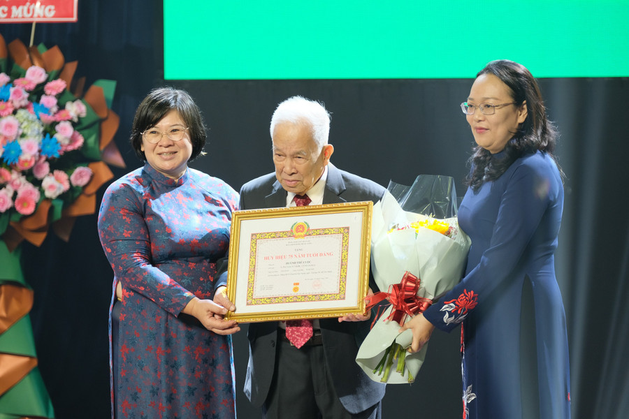 Ông Huỳnh Thế Cuộc, Đảng bộ Trường Đại học Ngoại ngữ - Tin học TPHCM nhận Huy hiệu 75 năm tuổi Đảng. Ảnh: K.H