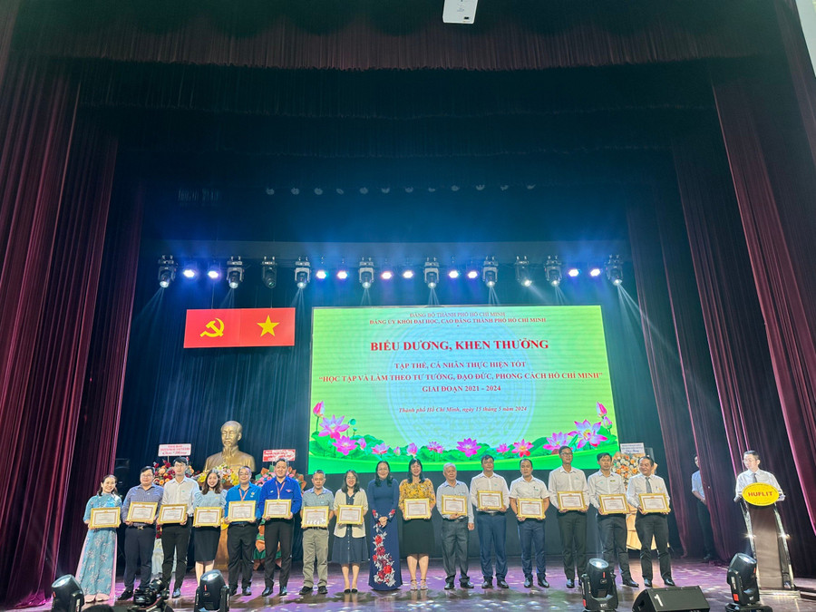 Đảng ủy Khối khen thưởng các tập thể, cá nhân thực hiện tốt “việc học tập và làm theo tư tưởng, đạo đức, phong cách Hồ Chí Minh" giai đoạn 2021-2024. Ảnh: K.H