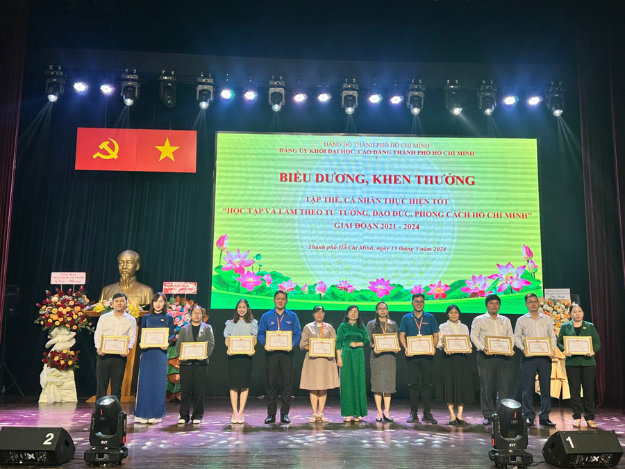 Đảng ủy Khối khen thưởng các tập thể, cá nhân thực hiện tốt “việc học tập và làm theo tư tưởng, đạo đức, phong cách Hồ Chí Minh" giai đoạn 2021-2024. Ảnh: K.H