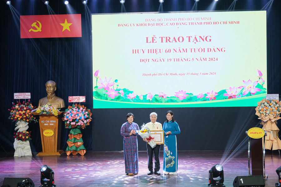 Ông Trương Quang Mùi, Đảng bộ Trường Đại học Công nghệ Sài Gòn nhận huy hiệu 60 năm tuổi Đảng. Ảnh: K.H