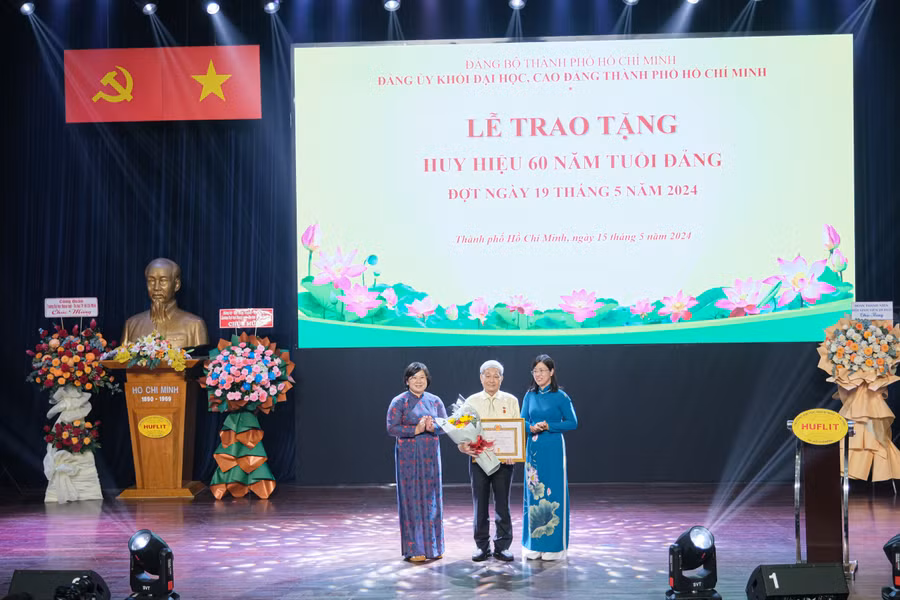 Ông Trương Quang Mùi, Đảng bộ Trường Đại học Công nghệ Sài Gòn nhận huy hiệu 60 năm tuổi Đảng. Ảnh: K.H Ông Trương Quang Mùi, Đảng bộ Trường Đại học Công nghệ Sài Gòn nhận huy hiệu 60 năm tuổi Đảng. Ảnh: K.H