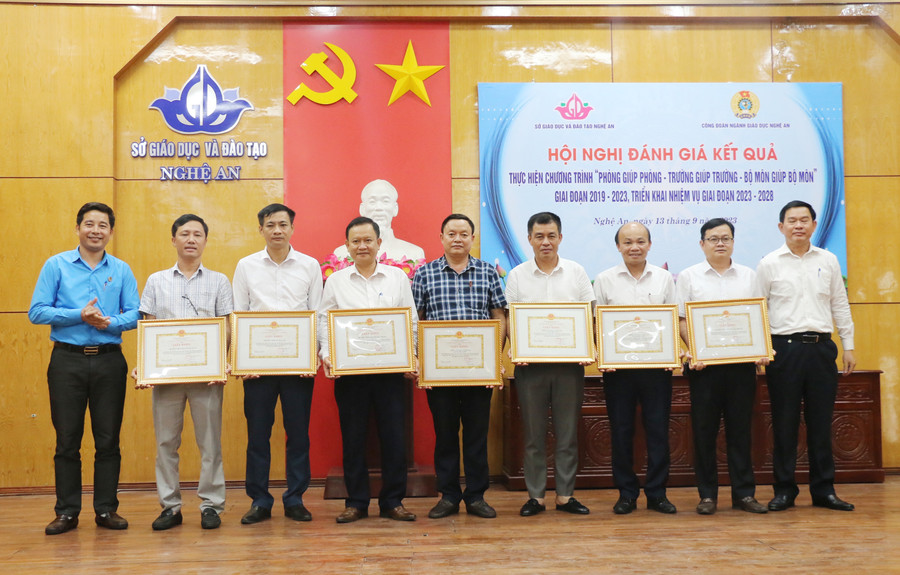 Khen thưởng cá nhân có thành tích xuất sắc trong phong trào "Phòng giúp Phòng, Trường giúp Trường, bộ môn giúp bộ môn". Ảnh: Hồ Lài. Khen thưởng cá nhân có thành tích xuất sắc trong phong trào "Phòng giúp Phòng, Trường giúp Trường, bộ môn giúp bộ môn". Ảnh: Hồ Lài.