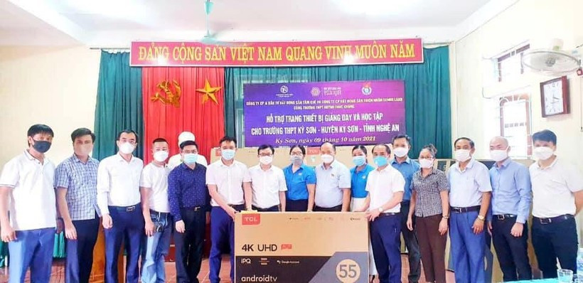 Trường THPT Huỳnh Thúc Kháng tặng tivi, thiết bị dạy học cho Trường THPT Kỳ Sơn (huyện Kỳ Sơn, Nghệ An). Ảnh: NTCC. Trường THPT Huỳnh Thúc Kháng tặng tivi, thiết bị dạy học cho Trường THPT Kỳ Sơn (huyện Kỳ Sơn, Nghệ An). Ảnh: NTCC.