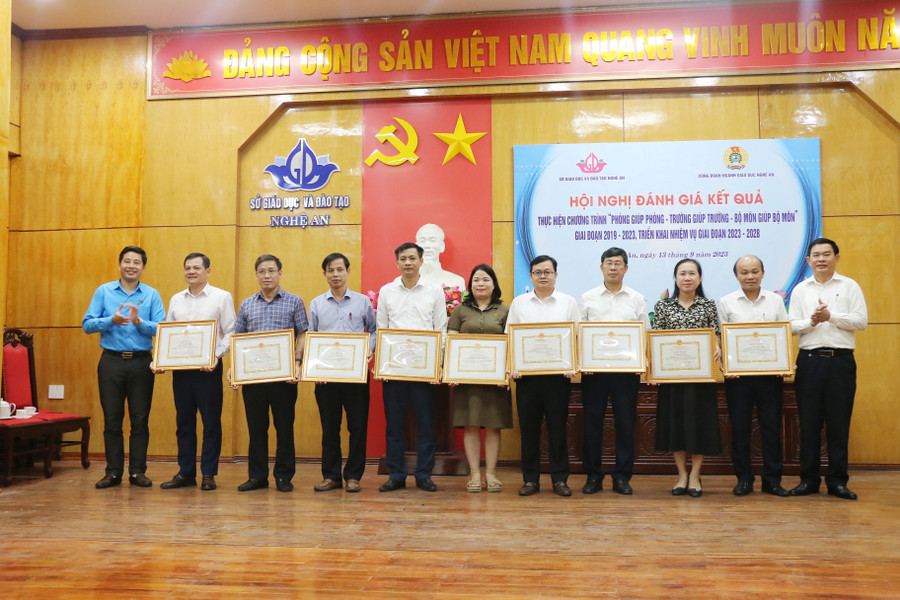 Khen thưởng các tập thể có thành tích xuất sắc trong phong trào "Phòng giúp Phòng, Trường giúp Trường, bộ môn giúp bộ môn". Ảnh: Hồ Lài. Khen thưởng các tập thể có thành tích xuất sắc trong phong trào "Phòng giúp Phòng, Trường giúp Trường, bộ môn giúp bộ môn". Ảnh: Hồ Lài.