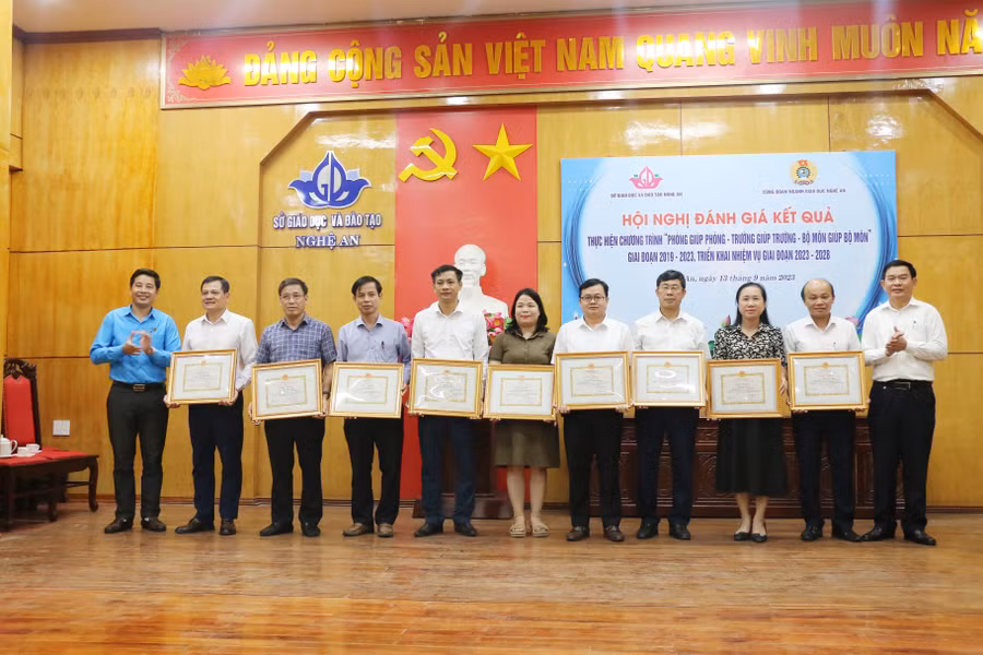 Khen thưởng các tập thể có thành tích xuất sắc trong phong trào "Phòng giúp Phòng, Trường giúp Trường, bộ môn giúp bộ môn". Ảnh: Hồ Lài.