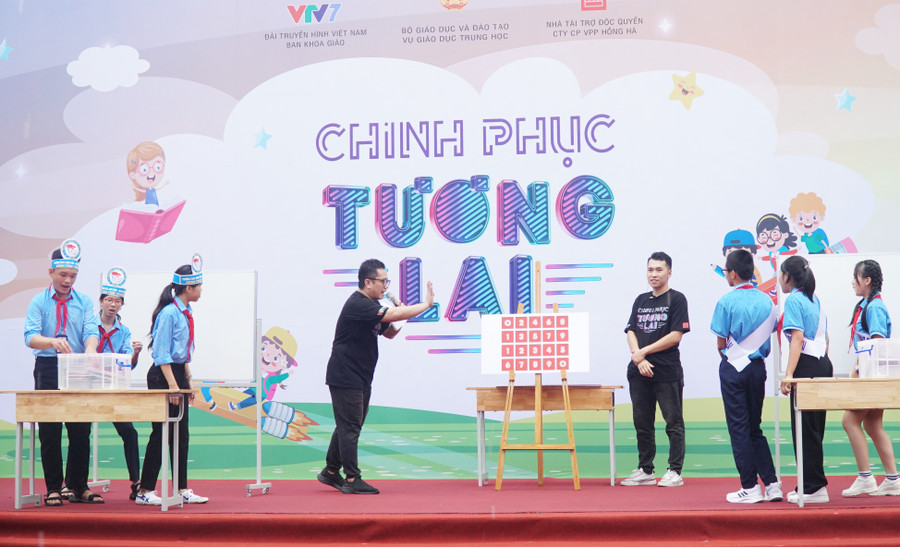 Học sinh Nghệ An tham gia trò chơi trí tuệ trong chương trình Chinh phục tương lai. Ảnh: Hồ Lài. Học sinh Nghệ An tham gia trò chơi trí tuệ trong chương trình Chinh phục tương lai. Ảnh: Hồ Lài.