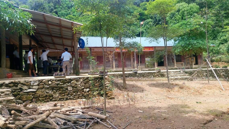 Trường học bị vây quanh bởi sụt nứt nên phải đóng cửa Trường học bị vây quanh bởi sụt nứt nên phải đóng cửa