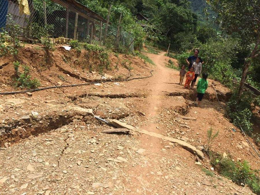 Các vết rạn nứt cắt ngang đường trong bản Phà Kháo Các vết rạn nứt cắt ngang đường trong bản Phà Kháo