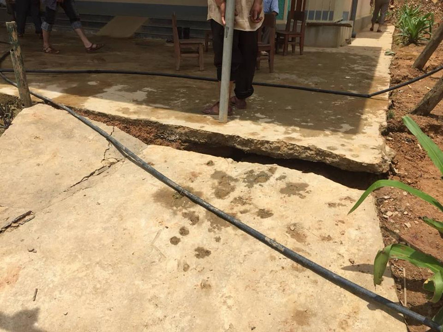 Vết nứt làm gãy sân trường bằng xi măng Vết nứt làm gãy sân trường bằng xi măng