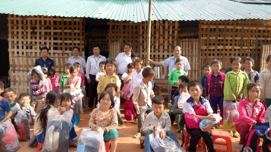 Lễ khai giảng năm học mới 2018 - 2019 tiến hành trước dãy phòng học tạm Lễ khai giảng năm học mới 2018 - 2019 tiến hành trước dãy phòng học tạm