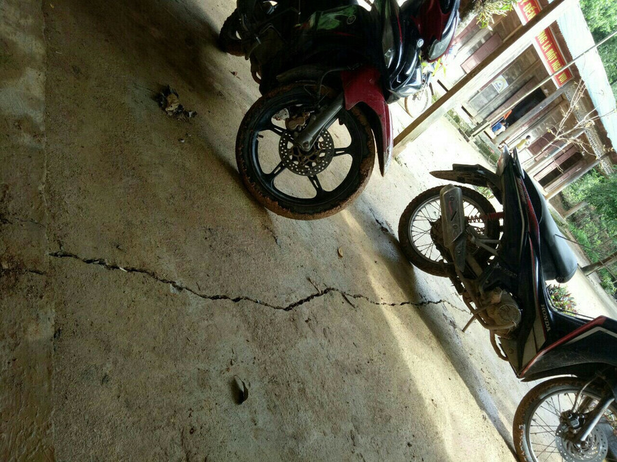 Nhà dân cũng bị nứt Nhà dân cũng bị nứt