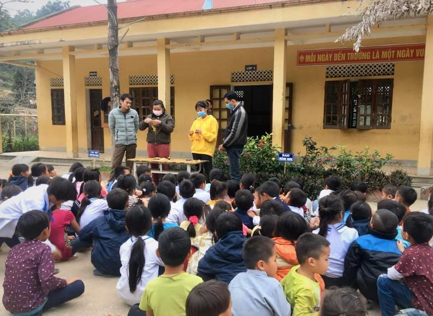 Khẩu trang đặc biệt khan hiếm tại vùng cao nên các nhà trường hướng dẫn học sinh tự may khẩu trang bằng vải để sử dụng