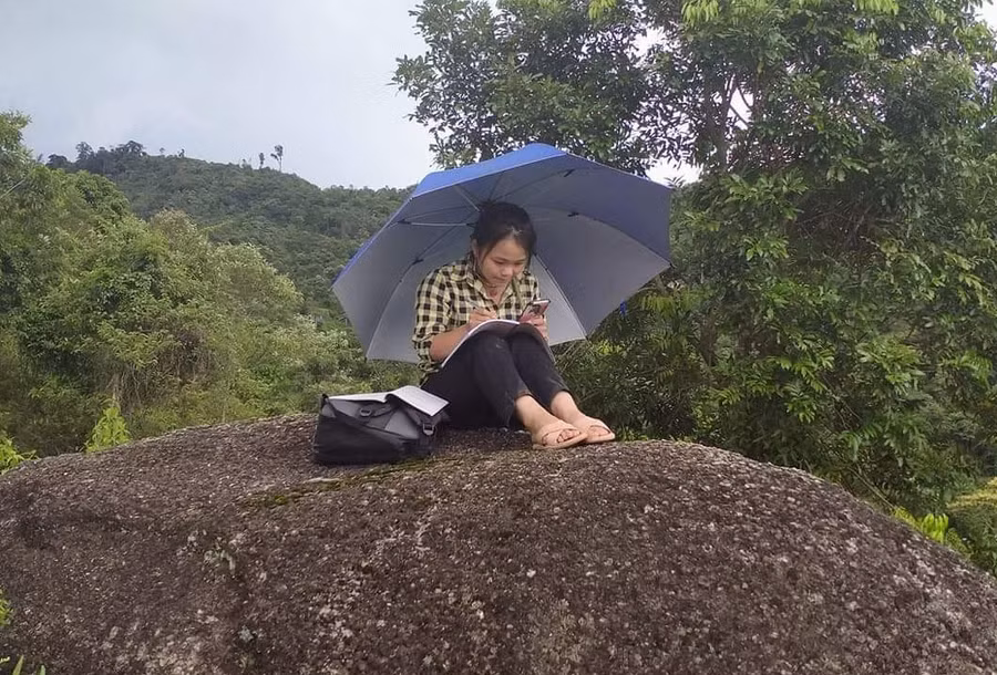 Một phiến đá trên núi cao trở thành nơi ngồi "hứng sóng" học trực tuyến lý tưởng của học trò vùng rẻo cao biên giới Nghệ An.