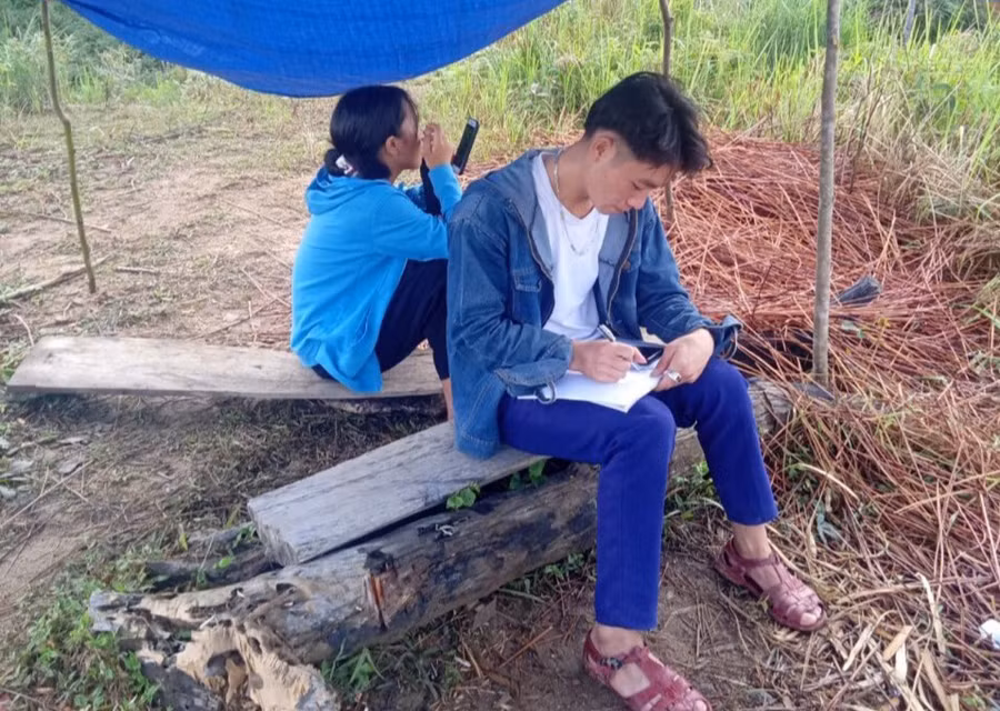 Sự nỗ lực vượt khó khăn, trở ngại của học trò vùng sâu, biệt lập, trở thành dộng lực cho bạn bè và thầy cô khi dạy học trong điều kiện không thuận lợi.