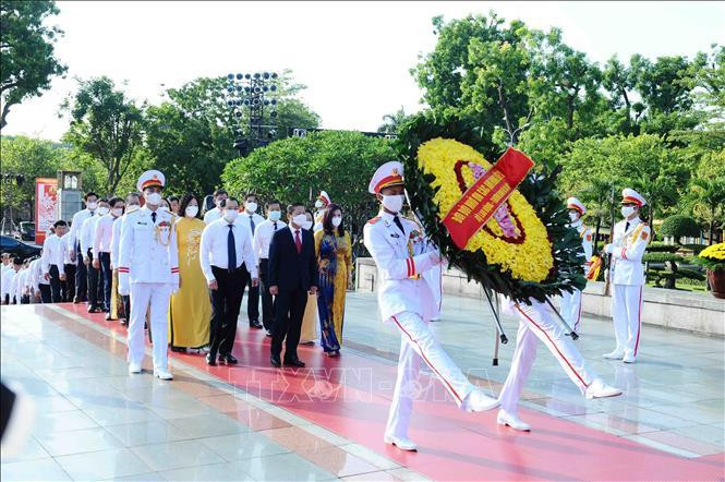 Đoàn Bộ Lao động – Thương binh và Xã hội đặt vòng hoa tại Đài tưởng niệm các Anh hùng liệt sỹ. Đoàn Bộ Lao động – Thương binh và Xã hội đặt vòng hoa tại Đài tưởng niệm các Anh hùng liệt sỹ.
