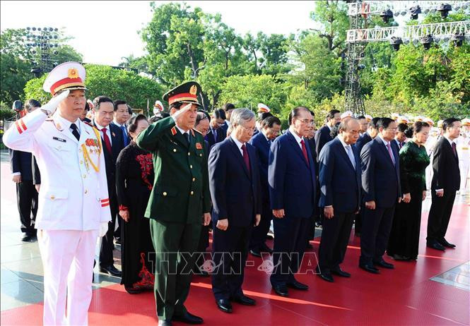 Lãnh đạo Đảng, Nhà nước tưởng niệm các Anh hùng liệt sỹ. Lãnh đạo Đảng, Nhà nước tưởng niệm các Anh hùng liệt sỹ.
