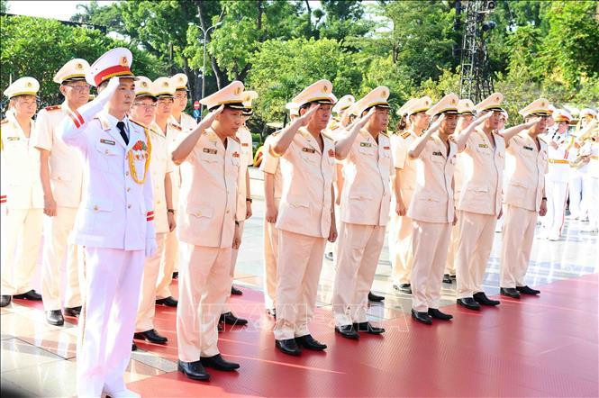 Đoàn đại biểu Đảng ủy Công an Trung ương và Bộ Công an tưởng niệm các Anh hùng liệt sỹ. Đoàn đại biểu Đảng ủy Công an Trung ương và Bộ Công an tưởng niệm các Anh hùng liệt sỹ.