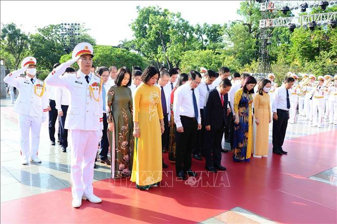 Đoàn Bộ Lao động – Thương binh và Xã hội đặt vòng hoa tại Đài tưởng niệm các Anh hùng liệt sỹ. Đoàn Bộ Lao động – Thương binh và Xã hội đặt vòng hoa tại Đài tưởng niệm các Anh hùng liệt sỹ.