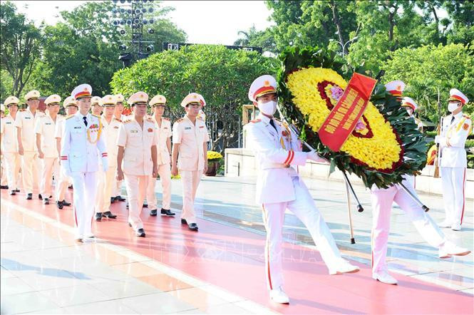 Đoàn đại biểu Đảng ủy Công an Trung ương và Bộ Công an đặt vòng hoa tại Đài tưởng niệm các Anh hùng liệt sỹ Đoàn đại biểu Đảng ủy Công an Trung ương và Bộ Công an đặt vòng hoa tại Đài tưởng niệm các Anh hùng liệt sỹ
