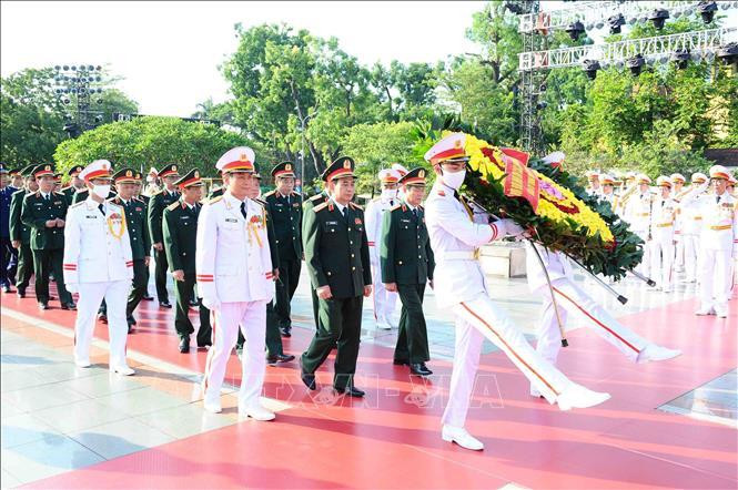 Đoàn đại biểu Quân ủy Trung ương và Bộ Quốc phòng đặt vòng hoa tại Đài tưởng niệm các Anh hùng liệt sỹ. Đoàn đại biểu Quân ủy Trung ương và Bộ Quốc phòng đặt vòng hoa tại Đài tưởng niệm các Anh hùng liệt sỹ.