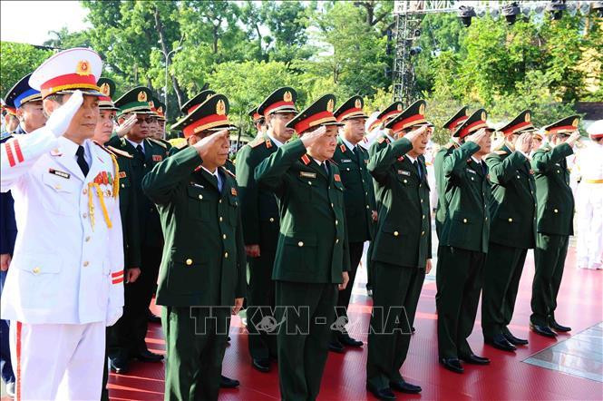 Đoàn đại biểu Quân ủy Trung ương và Bộ Quốc phòng tưởng niệm các Anh hùng liệt sỹ. Đoàn đại biểu Quân ủy Trung ương và Bộ Quốc phòng tưởng niệm các Anh hùng liệt sỹ.