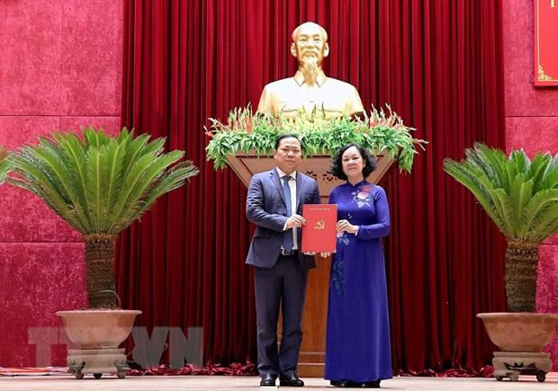 Bà Trương Thị Mai, Ủy viên Bộ Chính trị, Bí thư Trung ương Đảng, Trưởng Ban Tổ chức Trung ương trao Quyết định của Bộ Chính trị cho ông Nguyễn Phi Long giữ chức Bí thư Tỉnh ủy Hòa Bình. Ảnh: TTXVN