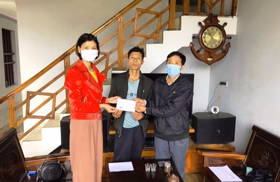 Đại diện Báo GD&TĐ trao tiền của bạn đọc tới anh Cao Ngọc Bình.