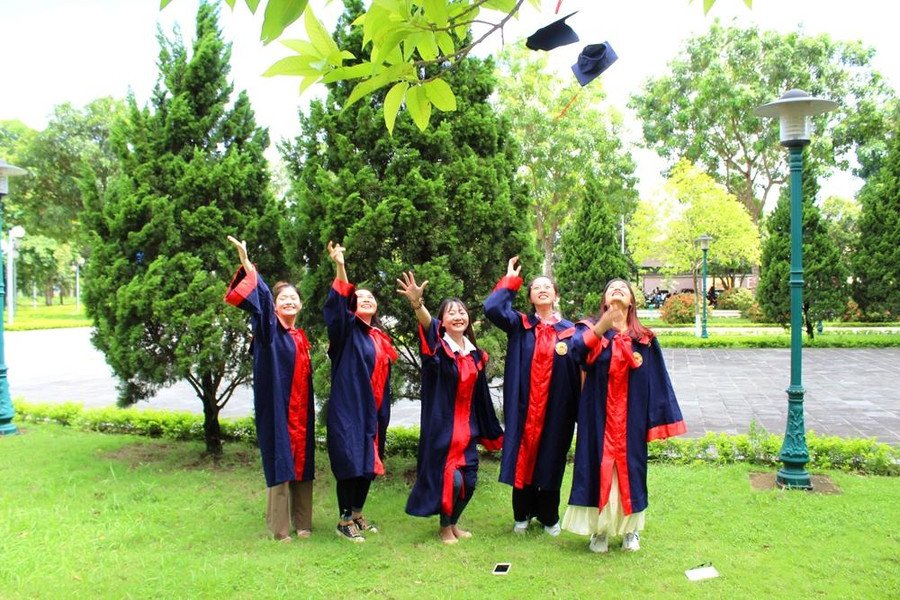 Sau 4 năm đại học, hành trang các tân cử nhân mang theo trong suốt hành trình của mình đó chính là kiến thức, kỹ năng đã được rèn rũa trong suốt những năm qua. Sau 4 năm đại học, hành trang các tân cử nhân mang theo trong suốt hành trình của mình đó chính là kiến thức, kỹ năng đã được rèn rũa trong suốt những năm qua.