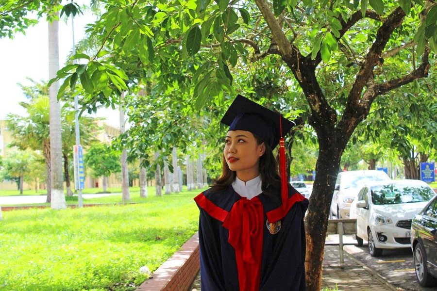 Vẻ đẹp dịu dàng, trong trẻo của tân cử nhân Lê Thị Hồng (K41A, Khoa Giáo dục Mầm non, Trường Đại học Hồng Đức). Vẻ đẹp dịu dàng, trong trẻo của tân cử nhân Lê Thị Hồng (K41A, Khoa Giáo dục Mầm non, Trường Đại học Hồng Đức).