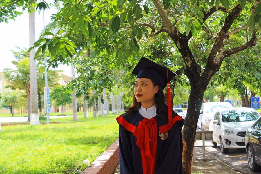 Vẻ đẹp dịu dàng, trong trẻo của tân cử nhân Lê Thị Hồng (K41A, Khoa Giáo dục Mầm non, Trường Đại học Hồng Đức).